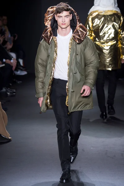 Look 32